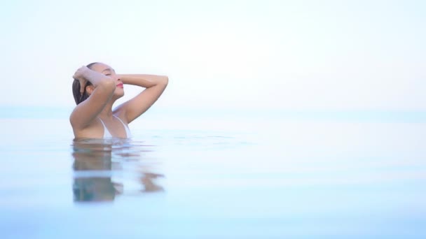 Beautiful Sexy Exotic Woman Infinity Swimming Pool Caresses Wet Hair — Vídeo de Stock