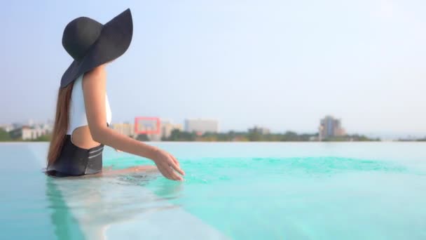 Sexy Young Woman Spraying Pool Water Having Fun Tropical Holiday — Stock videók