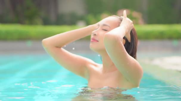 Attractive Asian Woman Standing Pool Eyes Closed Runs Hands Wet — Stockvideo