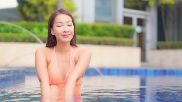 Hermosa Modelo Asiática Con Bikini Naranja Coral Pie Piscina Sonriendo — Vídeos de Stock