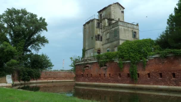 Casa Italiana Abandonada Ruína Com Parede Tijolo Vermelho Coberto Com — Vídeo de Stock