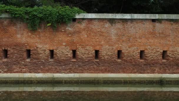 Green Pristine Overgrown Wrong Red Brick Wall Green Moat Ruin — Wideo stockowe