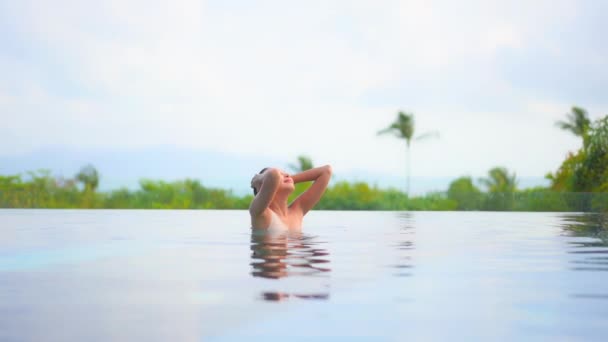 목적지에 Enjoying Pool Green Landscape Background Fixing Wet Hair Slow — 비디오