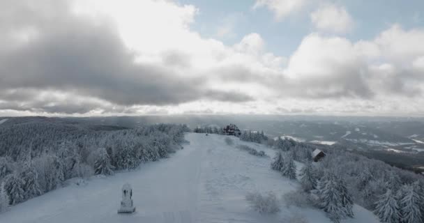 Ontbrekende Radhost Chappel Vliegen Winter Landschap Tijdens Een Ochtend Gouden — Stockvideo