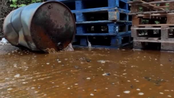 Een Man Loopt Door Giftig Afval Vloeibaar Morsend Uit Een — Stockvideo