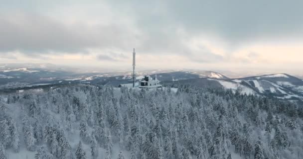 Zimowa Orbita Drona Wokół Chappel Radhost Podczas Złotej Godziny Prędkość — Wideo stockowe