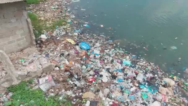 Пластиковые Отходы Загрязнение Окружающей Среды Столице Монровии Либерии Африка — стоковое видео