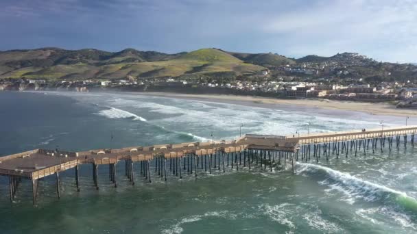 Célèbre Jetée Plage Pismo Antenne Coulissante Avec Vagues Océaniques Affluant — Video