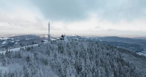 Winter Drone Baan Bewegen Rond Radhost Chappel Tijdens Gouden Uur — Stockvideo