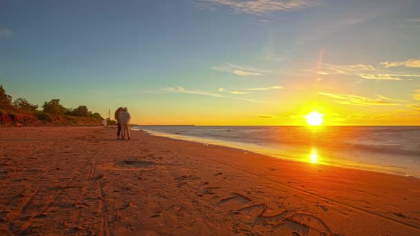 Kolkas Rags Latvia Europe 游客们欣赏美丽的海滩 海滩上波涛汹涌 夕阳西下 金色的夕阳西下 — 图库视频影像