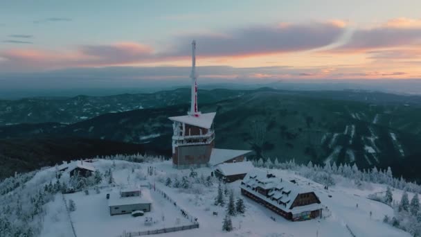 Lysá Hora Během Zimního Východu Slunce Oběžná Dráha Kolem Vysílače — Stock video