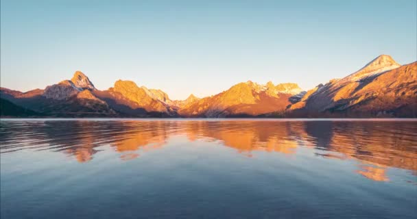 水塘日出反射过程中的廖雪峰 西班牙Castilla Len里昂山脉 — 图库视频影像