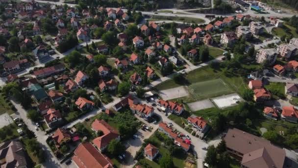 Vista Aérea Del Municipio Cajetina Serbia Calles Casas Las Laderas — Vídeos de Stock