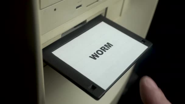 Inserimento Del Dischetto Floppy Con Virus Worm Nell Unità Primo — Video Stock