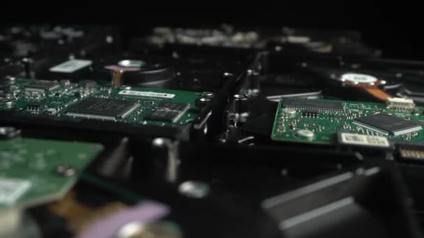 Bündel Von Sata Computer Festplatten Die Sich Aus Nächster Nähe — Stockvideo