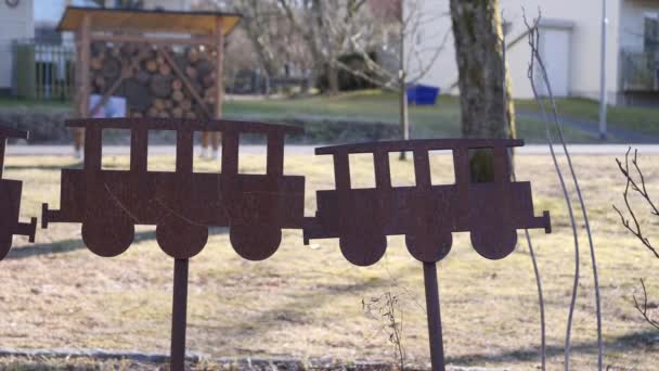 庭の列車の形で錆びた金属の仕事 パンニング — ストック動画