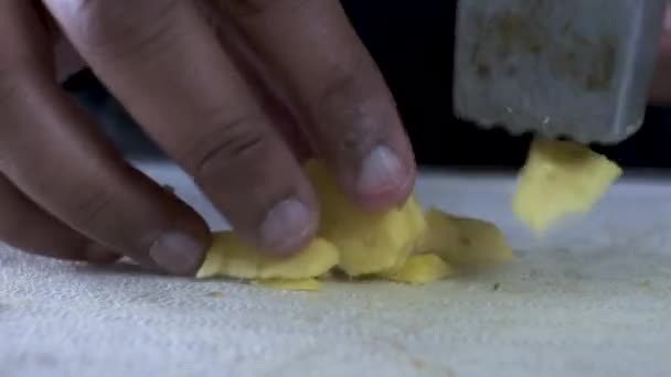 少数族裔成年男子的手使用投标器粉碎切菜板上的新鲜切菜刀 低角度 — 图库视频影像