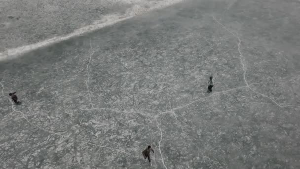 People Ice Skating Frozen Khalti Lake Ghizer Valley Aerial Birds — Vídeo de stock
