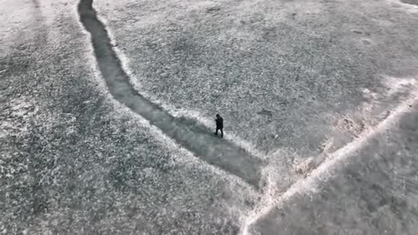 Aerial Birds Eye View Adult Male Walking Snow Covered Ground — Vídeo de stock
