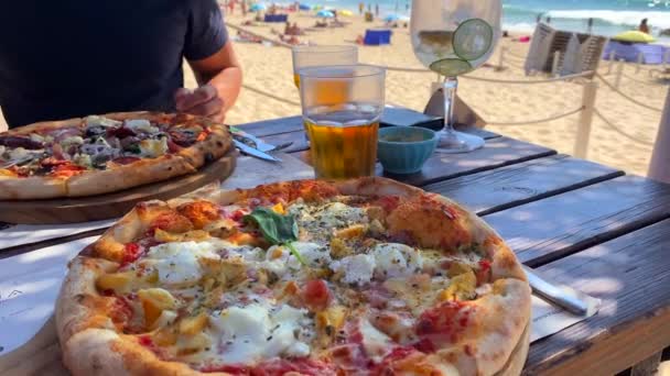 Disfrutando Dos Pizzas Bebidas Playa Con Una Hermosa Vista Mar — Vídeos de Stock