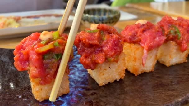 Sbírání Hůlkami Křupavý Pikantní Tuňák Sushi Canape Chutné Japonské Jídlo — Stock video