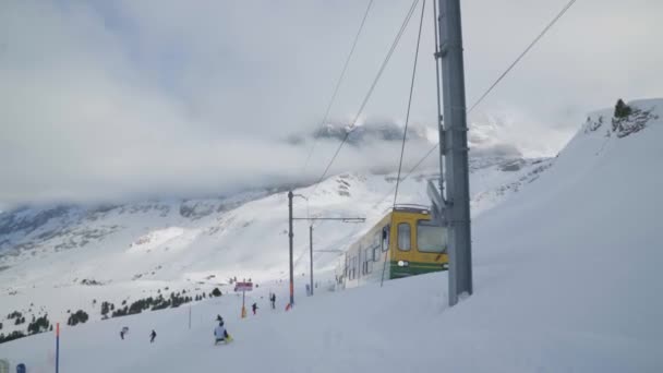 Trein Passeert Tijdens Bewolkte Dag Skigebied Jungfrau Skigebied Zwitserland Grindelwald — Stockvideo
