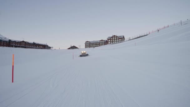 Luchtfoto Van Een Sneeuwruimer Die Piste Voorbereidt Het Prachtige Skigebied — Stockvideo