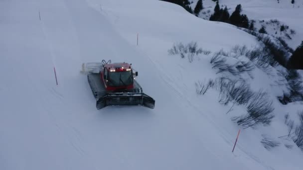 Luftaufnahme Einer Pistenraupe Beim Pistenpräparieren Wunderschönen Jungfrau Skigebiet Der Schweiz — Stockvideo