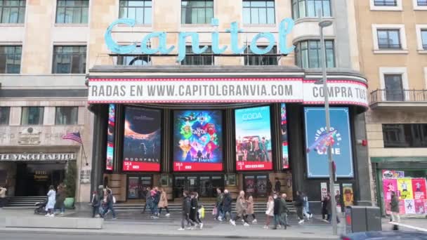 Los Vehículos Pasan Por Entrada Cine Del Capitolio Calle Gran — Vídeo de stock