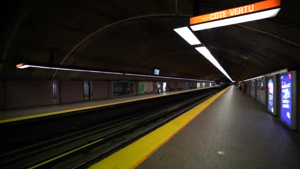 Прибытие Метро Монреале Станция Cote Vertu — стоковое видео