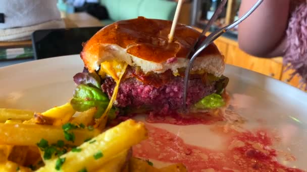 Mangiare Cheeseburger Succoso Extra Con Formaggio Cheddar Lattuga Brioche Patatine — Video Stock