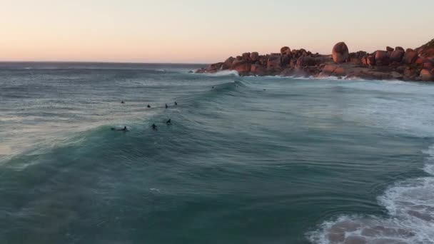 Gente Surfeando Las Olas Cayendo Orilla Creando Espuma Marina Atardecer — Vídeos de Stock