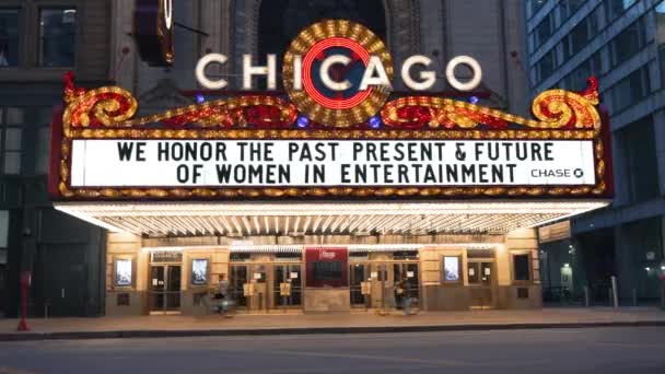 Bus Driving Front Well Known Chicago Theatre Sign — Stockvideo