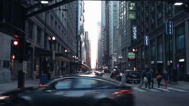 驾驶汽车在芝加哥行走的蒙面行人 — 图库视频影像