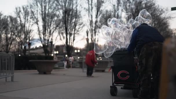 Vendor Selling Ballons Form Heart Chicago Streets While People Walking — Vídeos de Stock