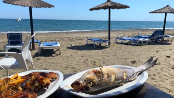 Lubina Parrilla Con Papas Fritas Pollo Asado Playa Comida Tradicional — Vídeo de stock