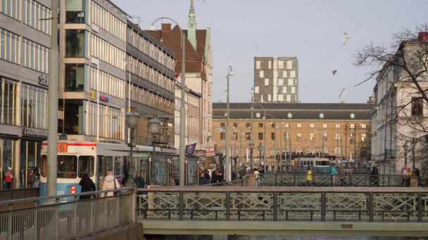 Spårvagnshållplats Strax Utanför Nordstan Shopping Mall Brunnsparken Göteborg Med Måsar — Stockvideo