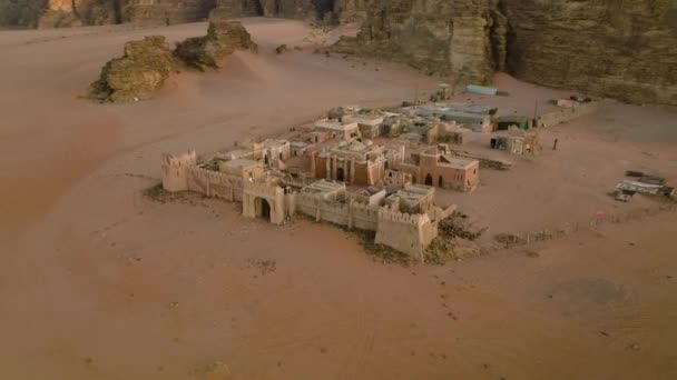 Luftaufnahme Der Französischen Festung Der Wüste Wadi Rum Jordanien Rückzieher — Stockvideo