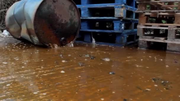 Toxické Nebezpečné Odpadní Chemikálie Vylézající Kapalného Sudu — Stock video