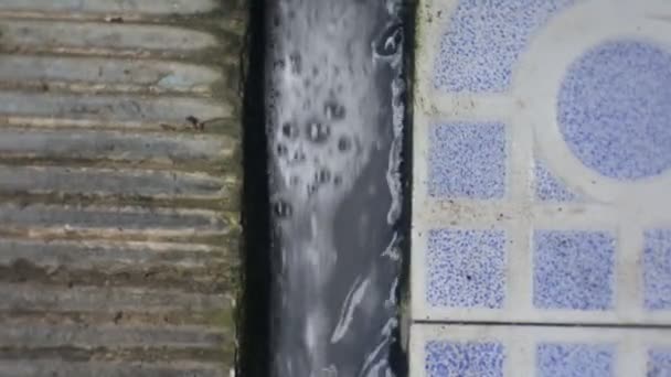 从浴室下水道里冒出来的泡沫水 — 图库视频影像