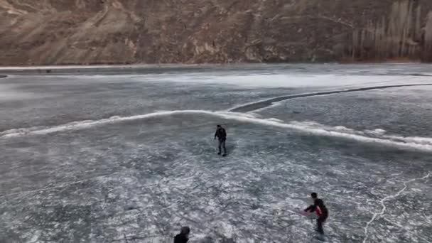 Aerial View Silhouette People Ice Skating Frozen Khalti Lake Ghizer — Stock Video