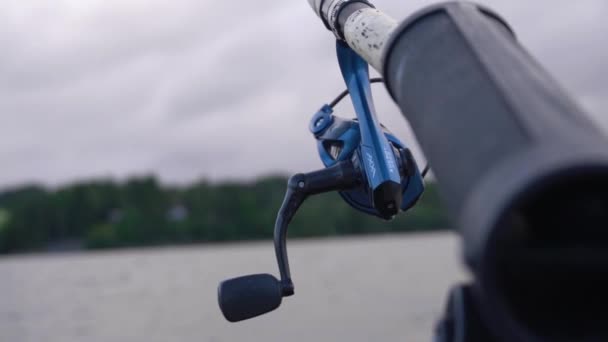 Balık Oltası Sveç Gölü Nün Ortasındaki Bir Teknede Tepesinde Cıvıldıyor — Stok video