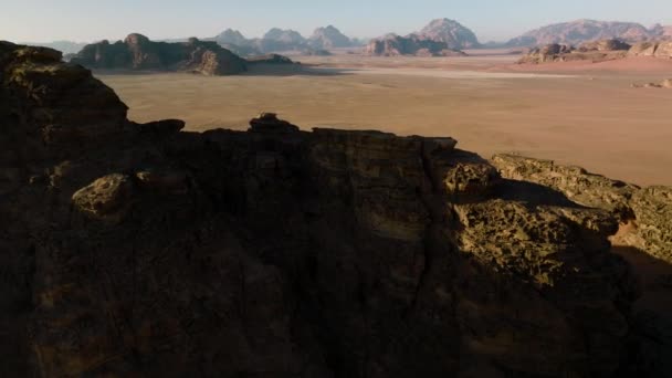 Ujawnienie Zdjęcia Zrujnowanego Zamku Pustyni Wadi Rum Jordanii Strzał Drona — Wideo stockowe