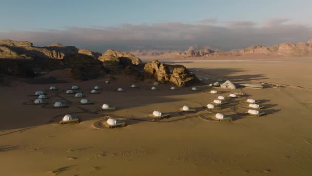 Bubble Luxury Wadi Rum Уникальным Аккомпанементом Пустыне Вади Иордании Антенна — стоковое видео