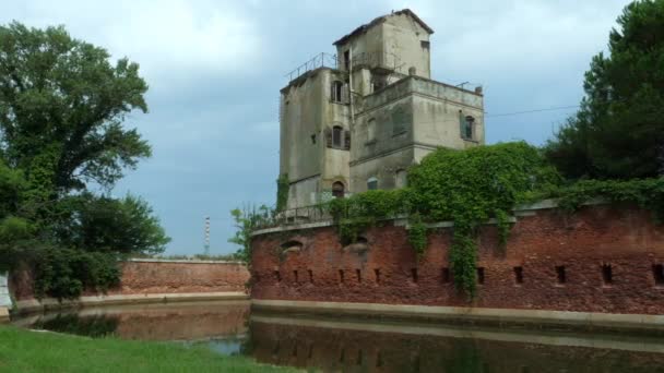 Casa Italiana Abandonada Ruina Con Pared Ladrillo Rojo Cubierto Con — Vídeos de Stock