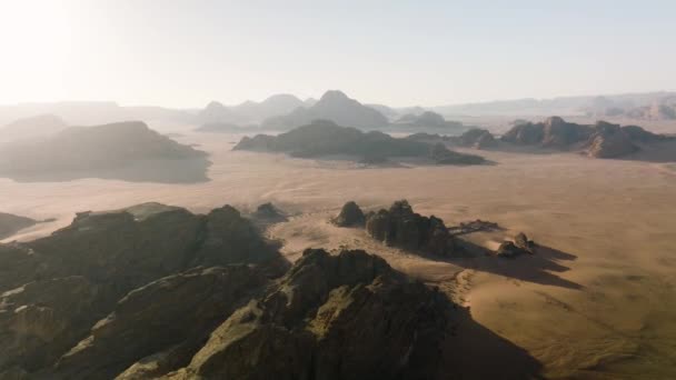 Flying Sandstone Mountains Wadi Rum Desert Jordanië Luchtdrone Neergeschoten — Stockvideo