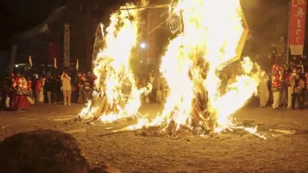 Величезний Багаття Полум Піднімається Ніч Фестивалі Сагіко — стокове відео