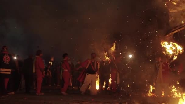 Sagicho Burning Event Flames Ash Наповнюють Повітря Повільному Русі Пострілом — стокове відео