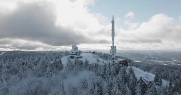 Flug Über Radhost Chappel Während Einer Goldenen Morgenstunde Winter Beskiden — Stockvideo