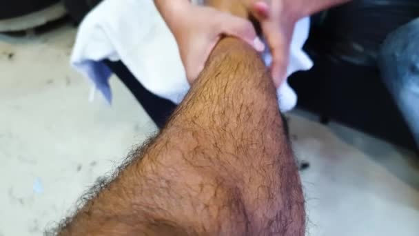 Close Masseur Doing Oil Massage Hairy Leg Man Salon Slow — Stockvideo